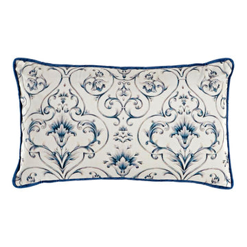 Dekoratives blaues Kissen mit Blumenmuster und blauer Bordüre.