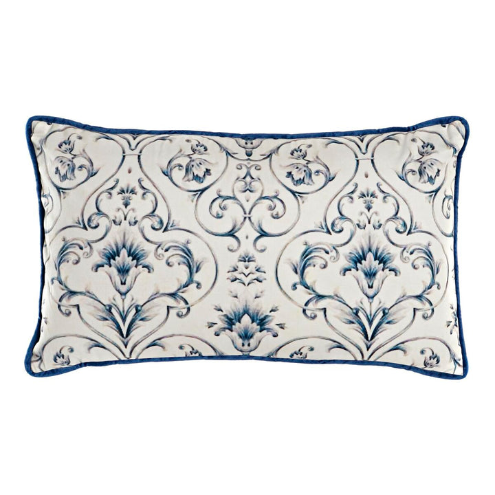 Dekoratives blaues Kissen mit Blumenmuster und blauer Bordüre.