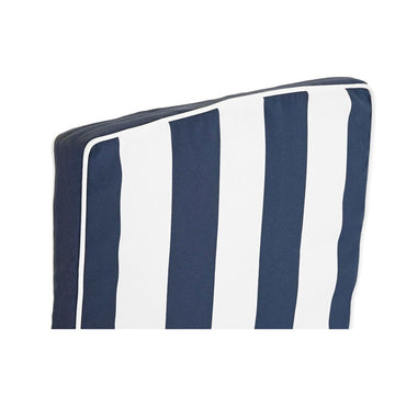 Detailansicht: Weiß-Marineblau gestreiftes Kissen mit Streifen und Rand.