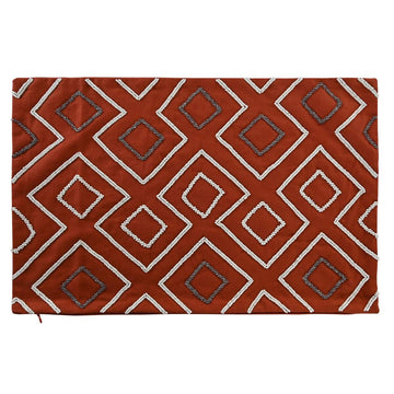 Terrakotta Kissenbezug mit geometrischem Muster und weißen Zierperlen.