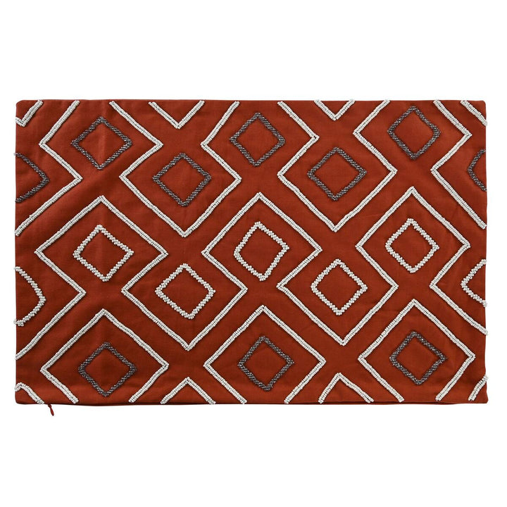 Terrakotta Kissenbezug mit geometrischem Muster und weißen Zierperlen.