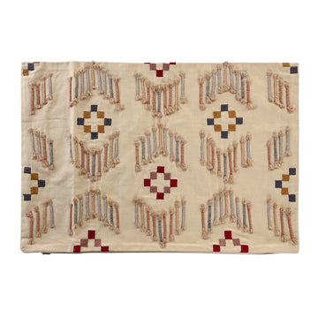 Beiger Kissenbezug mit geometrischem Muster und Quasten für ein stilvolles Zuhause.