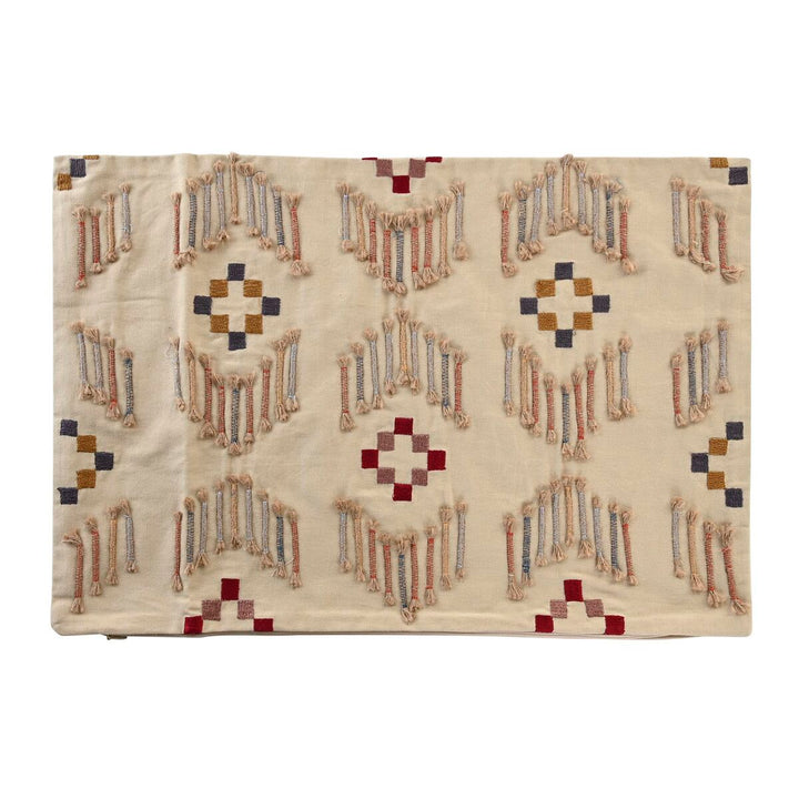Beiger Kissenbezug mit geometrischem Muster und Quasten für ein stilvolles Zuhause.
