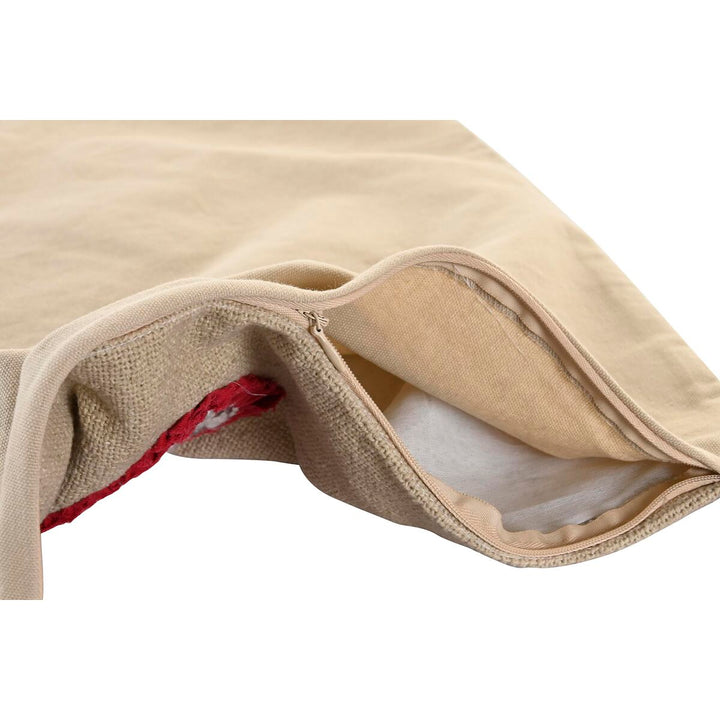 Nahaufnahme: Beige Kissenbezug mit Reißverschluss und buntem Rand von DKD Home Decor.
