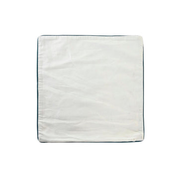 Quadratischer Kissenbezug von DKD Home Decor, weiß mit blauer Bordüre.