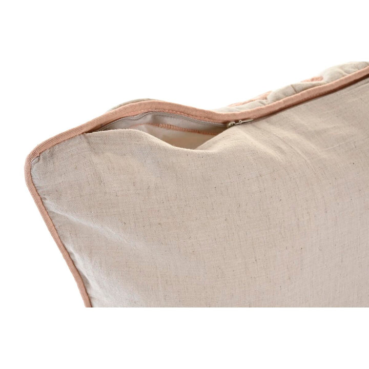 Nahaufnahme: Beige Kissen mit rosa Rand und Reißverschluss im traditionellen Design.