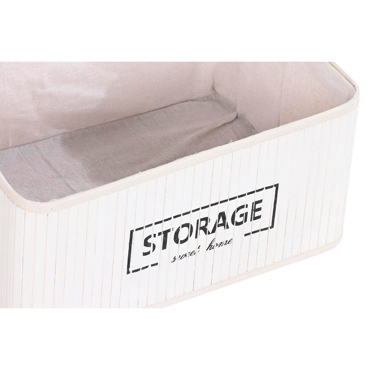 Nahaufnahme eines weißen Bambuskorbs mit Aufschrift STORAGE - Homely Family Shop