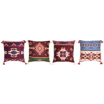 Bunte Ikat Kissen aus Polyester mit geometrischen Mustern und Quasten.