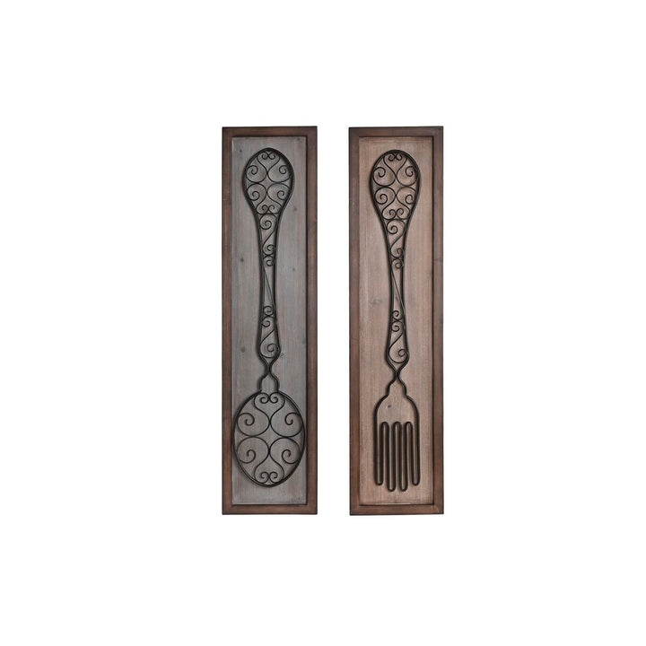 Deko-Figuren: Antike Metall Essbestecke auf Holz, rustikales Design.
