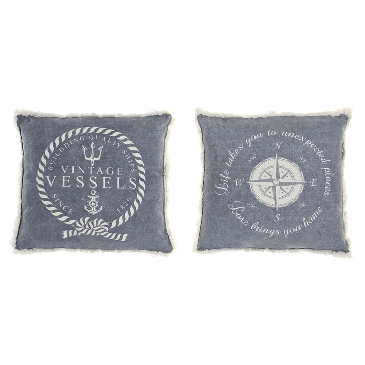 Blau-weiße Kissen mit nautischem Motiv: Vintage Vessels und Kompass Design.