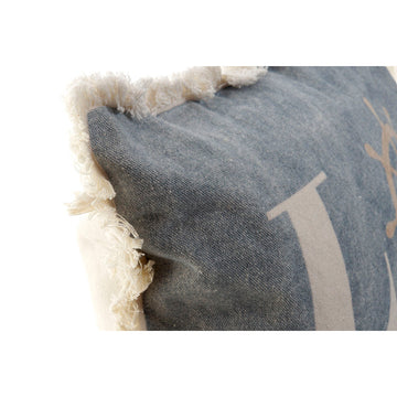 Detailaufnahme: Blaues Kissen mit Fransenrand und großem Schriftzug.