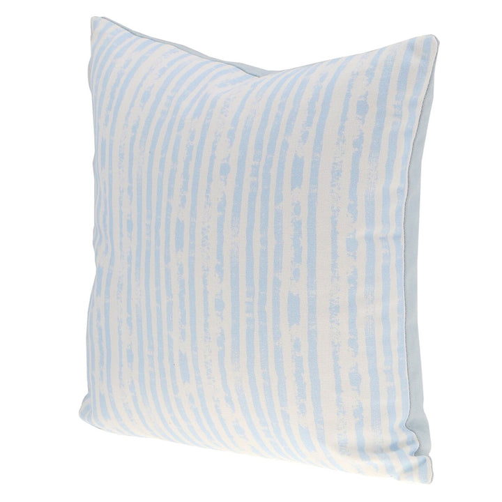 Blau-weiß gestreiftes Kissen im mediterranen Stil. Dekokissen für Zuhause.
