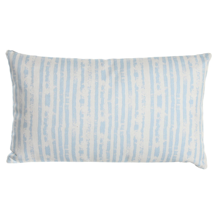 Dekoratives Kissen mit blau-weißen Streifen im mediterranen Stil.