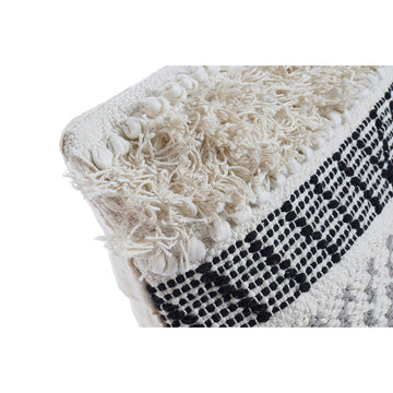 Dekoratives Kissen im Boho-Stil mit schwarzen Mustern, beigen Fransen und Quasten.