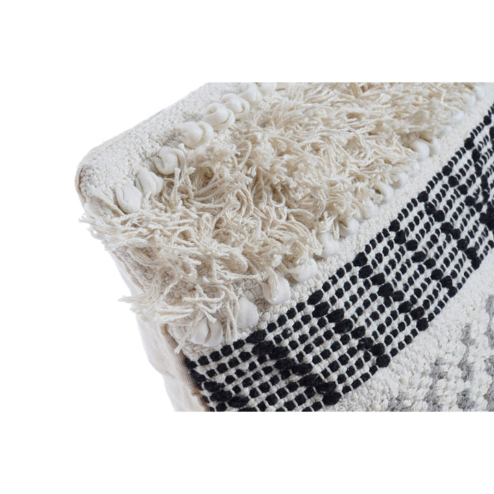 Dekoratives Kissen im Boho-Stil mit schwarzen Mustern, beigen Fransen und Quasten.