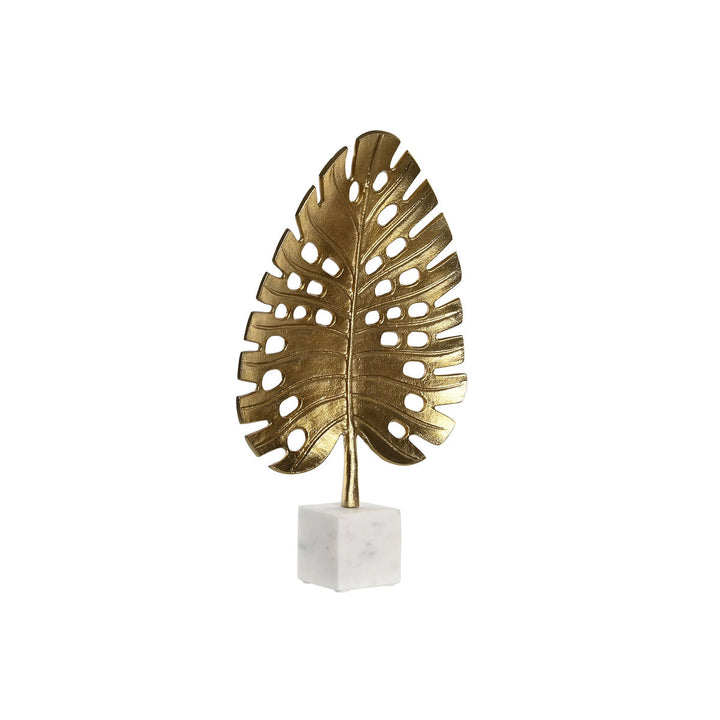 Goldene Deko-Figur in Form eines tropischen Pflanzenblatts auf einem weißen Marmorsockel.