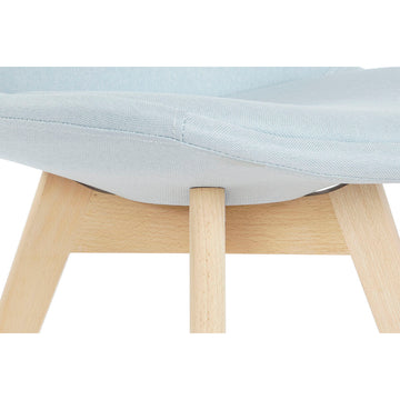 Nahaufnahme des blauen DKD Home Decor Stuhls mit Buchenholzbeinen - homely Family Shop