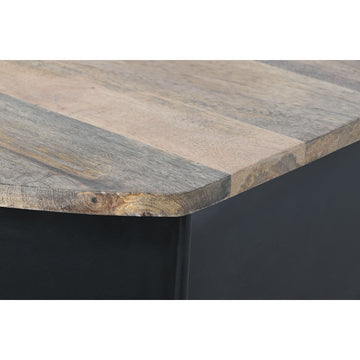 Detailaufnahme Barmöbel mit Holzplatte und schwarzem Sockel - homely Family Shop