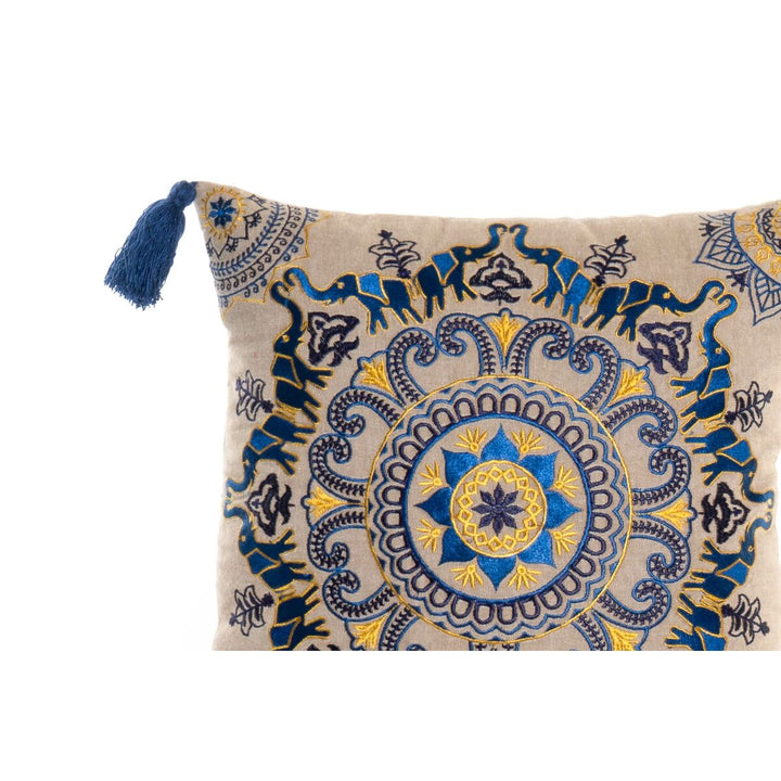 Dekoratives Kissen mit Mandala-Muster in Blau und Gelb. Detailansicht des Kissens mit Quaste.