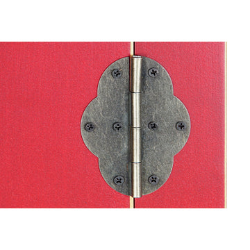 Detailansicht: Roter Schrank mit antikem Metallscharnier - Homely Family Shop