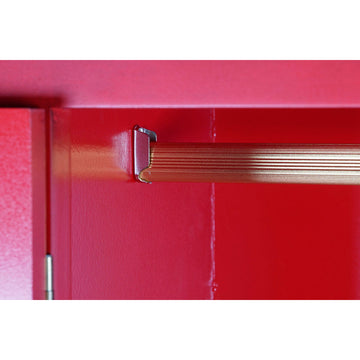Detailansicht: Roter MDF-Schrank mit goldener Stange - Homely Family Shop