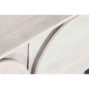 Nahaufnahme von weißem Mango-Holz Regal mit Designelementen - homely Family Shop