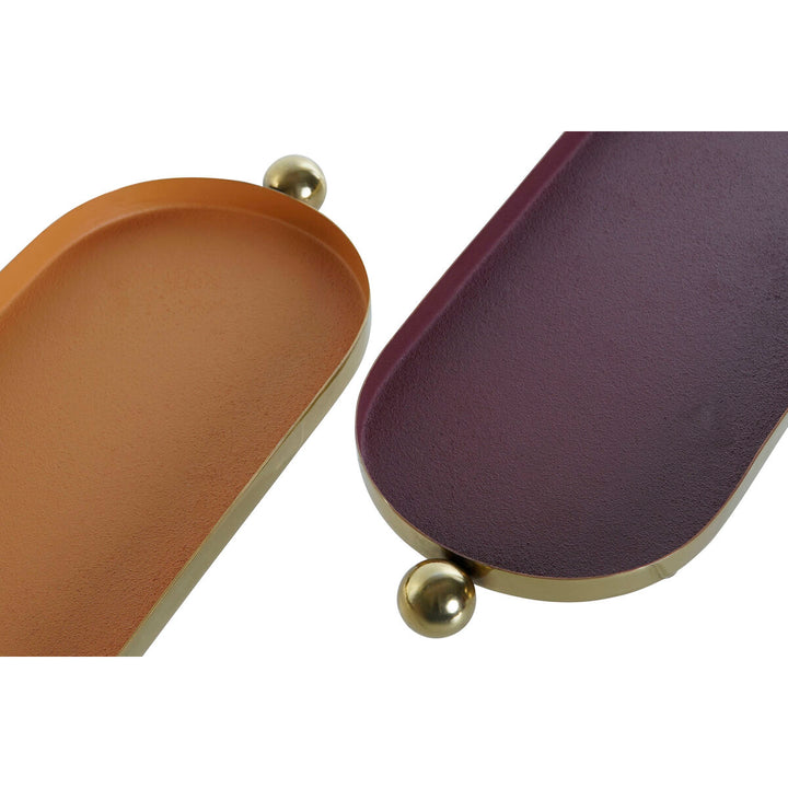 Orange und goldfarbene Tischdekoration im Urban-Stil mit goldenen Füßen. Dekorative Tabletts.