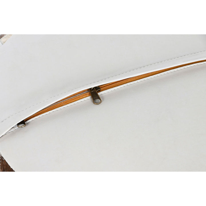 Detailaufnahme: Beiges DKD Home Decor Boden Kissen mit Reißverschluss.