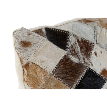 Nahaufnahme: Beige-Kamel Kissen im Kolonialstil mit verschiedenen Fell- und Lederstücken.