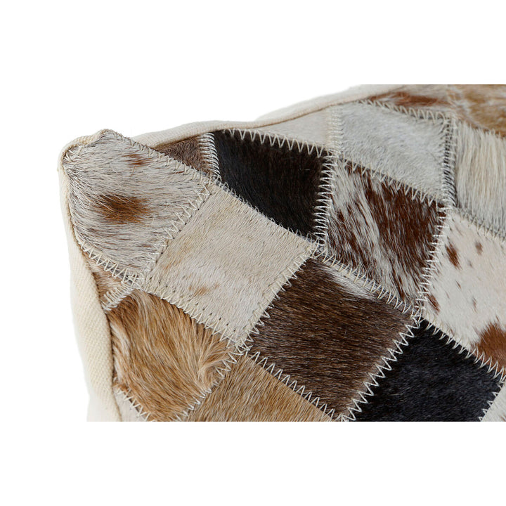 Nahaufnahme: Beige-Kamel Kissen im Kolonialstil mit verschiedenen Fell- und Lederstücken.