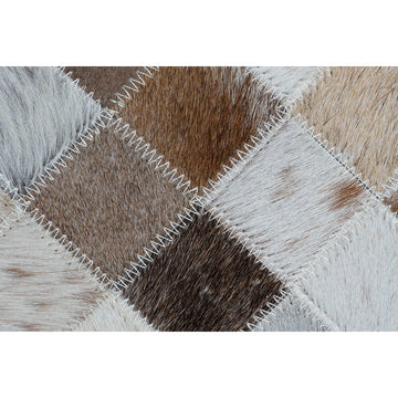 Detailaufnahme: Beige-Kamel Kissen im Kolonialstil mit Fellmuster und Ziernähten.