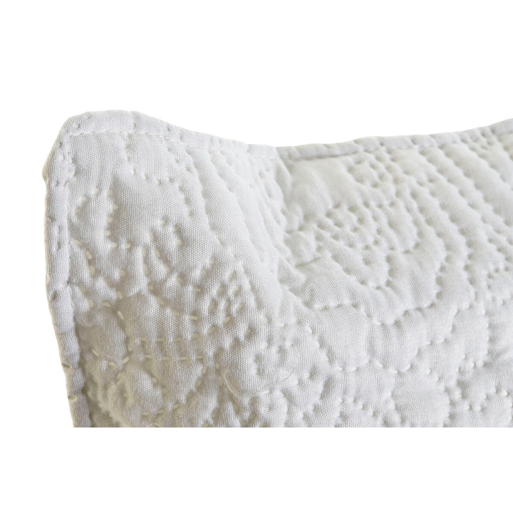 Detailansicht: Weißes Kissen mit Blumenmuster aus Polyester.