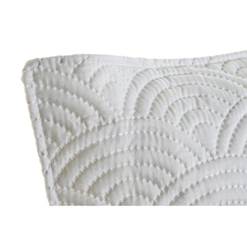 Nahaufnahme: Weißes Kissen mit Wellenmuster aus Polyester.