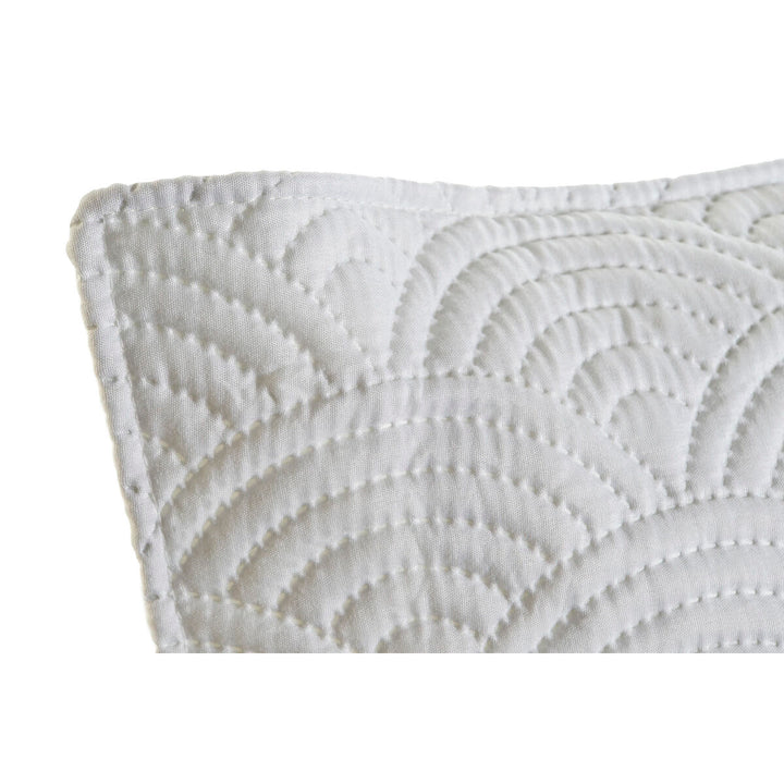 Nahaufnahme: Weißes Kissen mit Wellenmuster aus Polyester.
