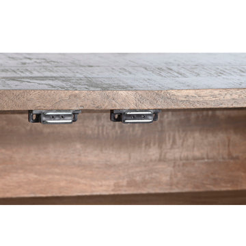 Detail der braun-grauen Anrichte von DKD Home. - homely Family Shop