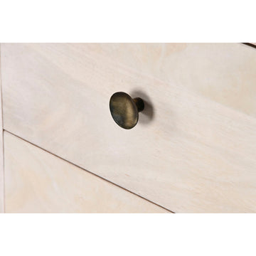 Nahaufnahme einer weißen DKD Anrichte aus Mango-Holz mit Metallgriff - homely Family Shop