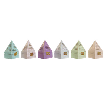 Verschiedenfarbige DKD Home Decor Weihrauch Halterung mit Lochmuster und goldenem Verschluss.