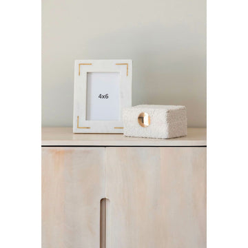 Weißer Fotorahmen mit goldenen Akzenten im Shabby Chic Stil. Marmor Optik.