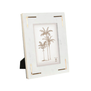 Weißer Fotorahmen mit Marmor und Messingdetails im Shabby Chic Design.