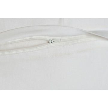 Detailansicht: Weißes Kissen mit Reißverschluss aus dem ESPRIT Home Kissen-Set.