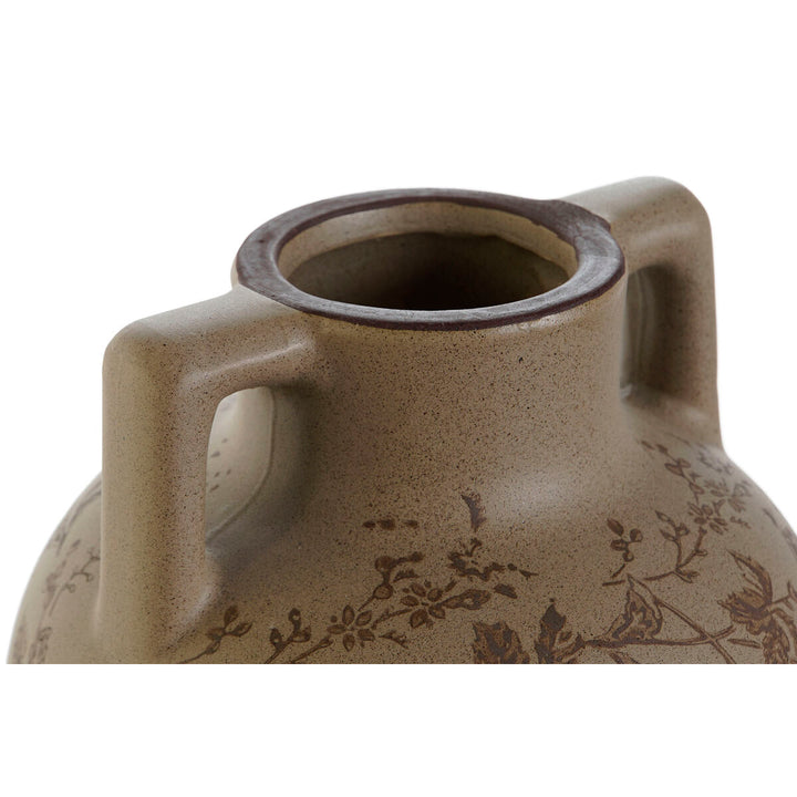 Nahaufnahme: Braune Steingut Vase mit Pflanzenblatt Design und Henkel.