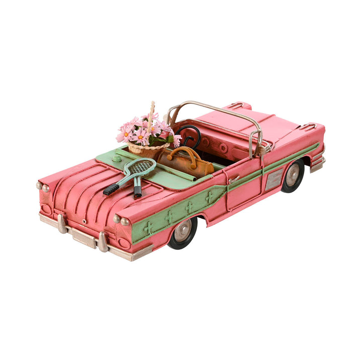Rosa Deko-Figur Auto im Vintage-Stil mit Tennisschläger und Blumenkorb als Dekoration.