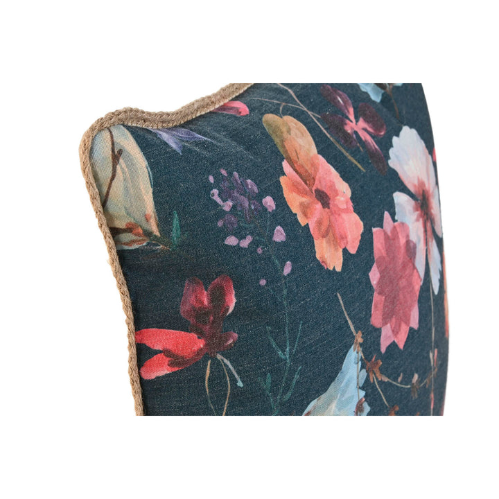 Romantisches Kissen mit Blumenmuster und geflochtener Borte. Home Deko.