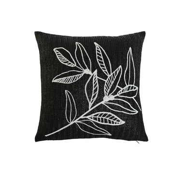 Schwarzes Kissen mit weißem Blattmuster von ESPRIT Home. Dekokissen.