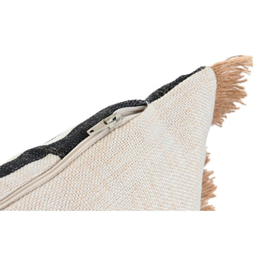 Detailansicht: Beige Kissen mit Reißverschluss und Fransen. Tropical Palme Kissen.