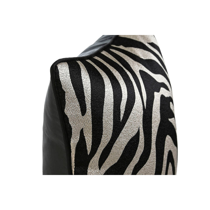 Nahaufnahme: Schwarzes Kissen mit goldenem Zebra-Muster. Dekoratives Wohnaccessoire.