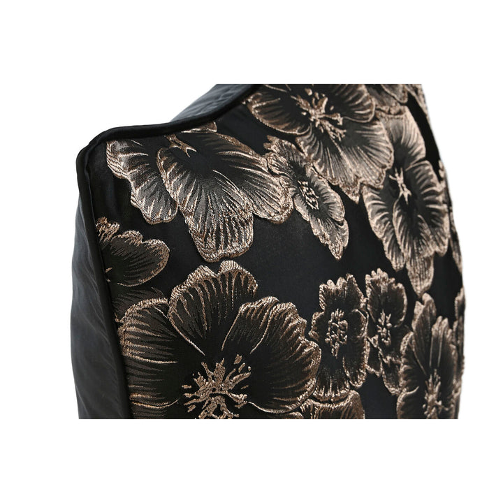 Nahaufnahme: Schwarzes Esprit Home Kissen mit goldenem Blumenmuster.