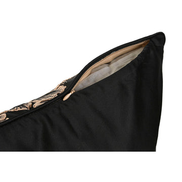Nahaufnahme: Schwarzes Esprit Home Kissen mit goldenen Stickereien und Reißverschluss.