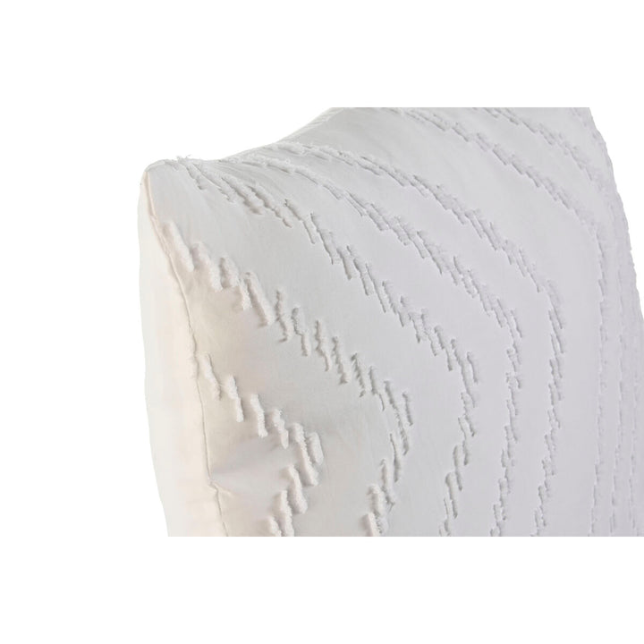 Weißes Esprit Home Kissen mit strukturiertem Muster.