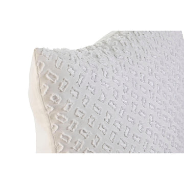 Nahaufnahme: Weißes Esprit Home Kissen mit geometrischem Muster und Textur.